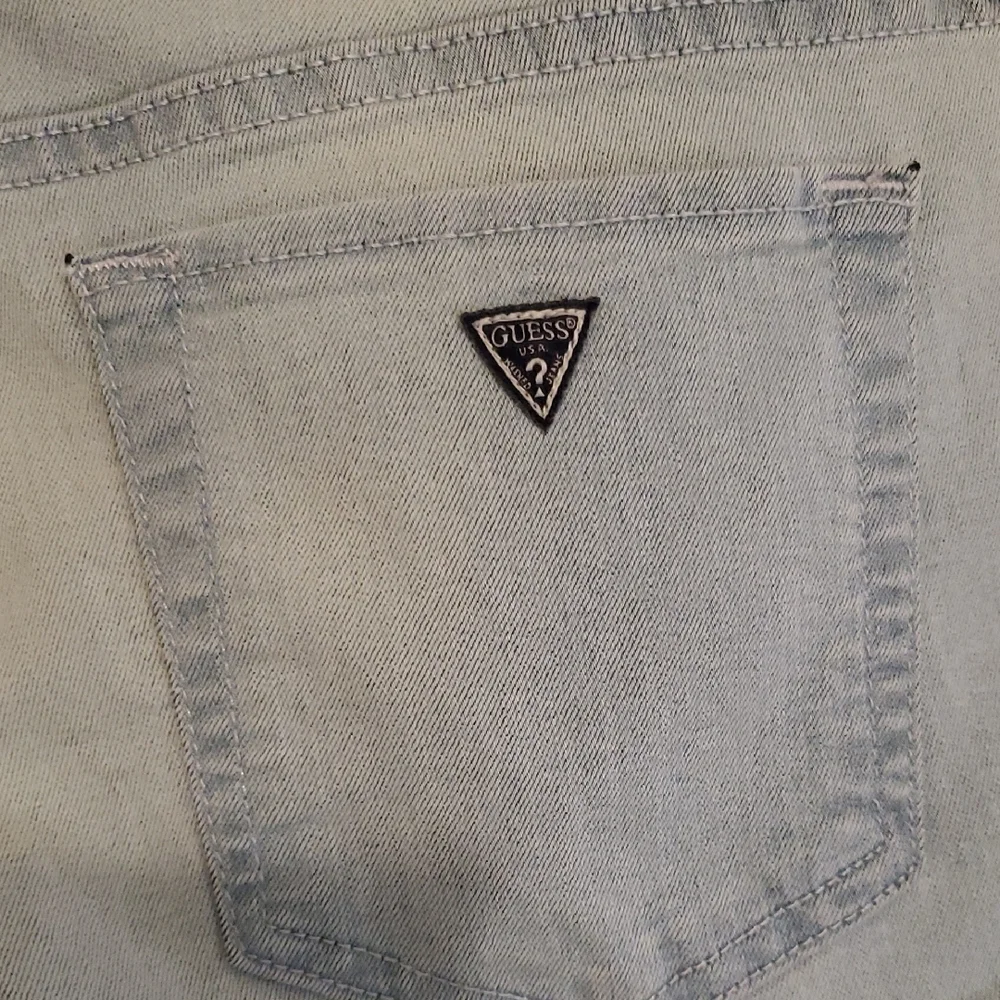 GUESS Light Blue Comfortable Medium Rise Skinny Jeans Sarah Fit. - Picture 4 of 9